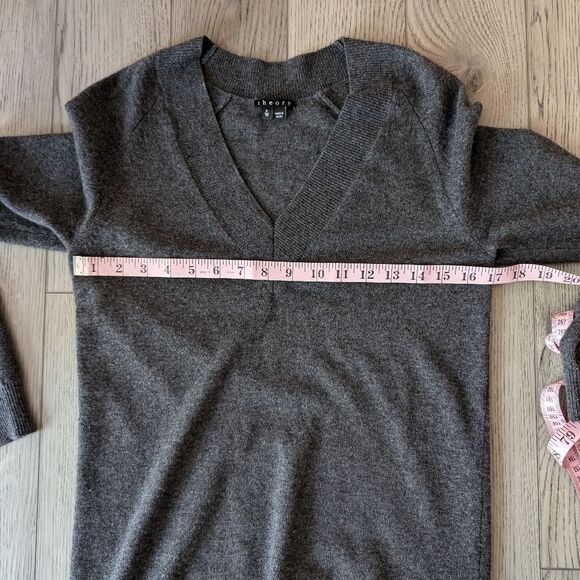 Theory 100% Cashmere Gray V-Neck Sweater Size T/TP - Picture 8 of 9